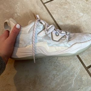 New balence women’s basketball shoes size 6, fits like a women’s 7